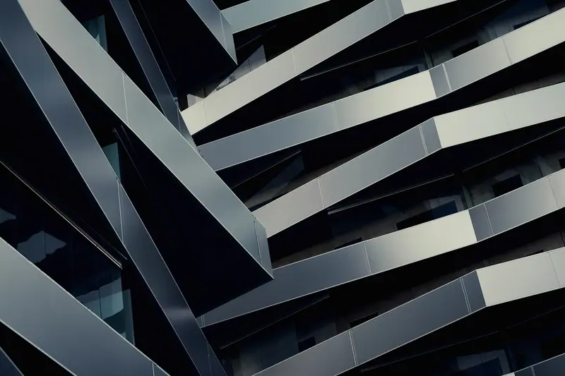 Koyu metal panellerden oluşan açılı cephe kaplaması