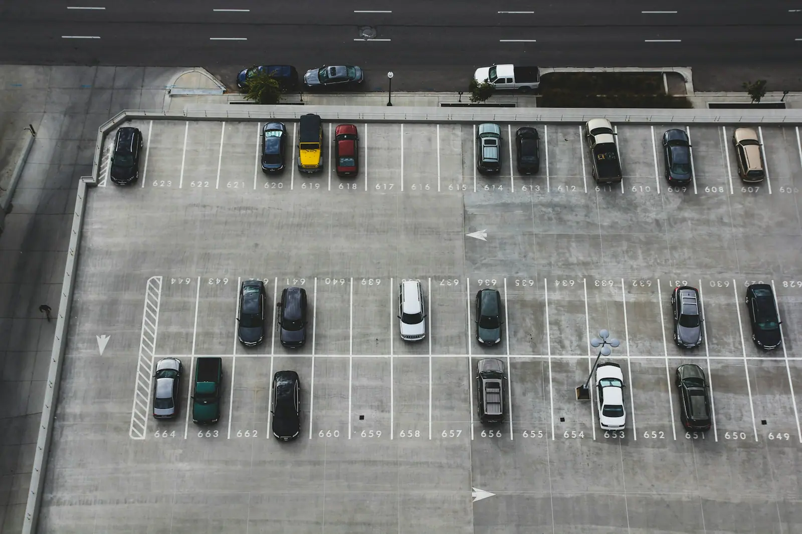 Havalimanı otoparkının yukarıdan görünümü