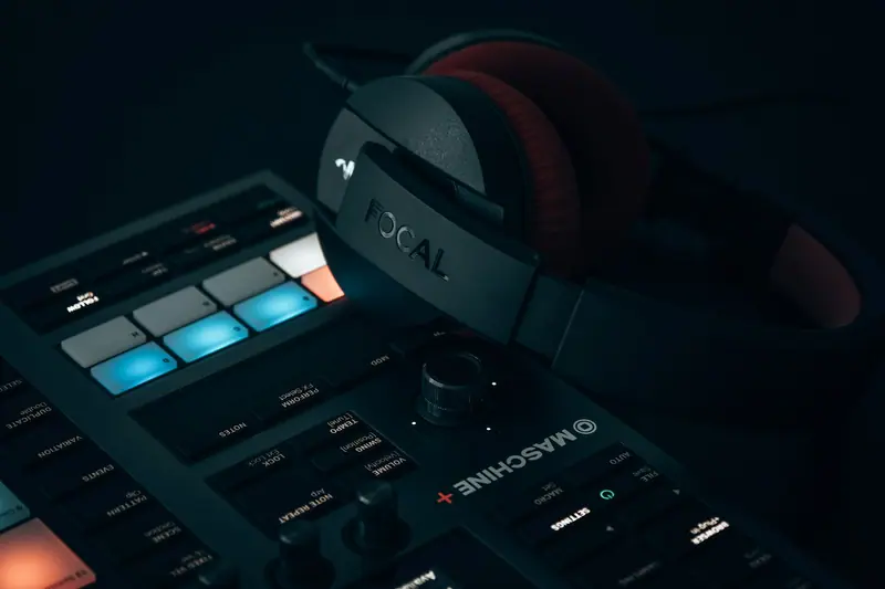 Kontrol masası üzerinde duran siyah stüdyo kulaklığı