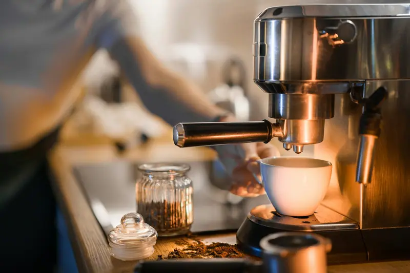 Tezgâhta espresso hazırlanan paslanmaz kahve makinesi